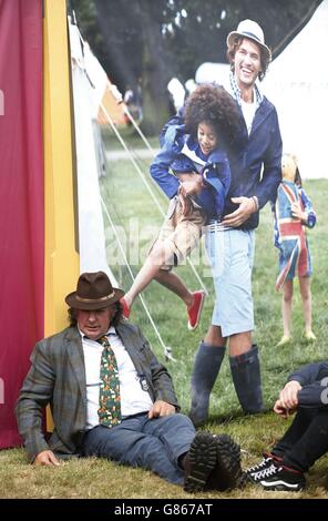 Les gens font une pause pour profiter du salon de jeux CLA (Country Landowers Association) à Harewood House, près de Leeds, West Yorkshire. Banque D'Images