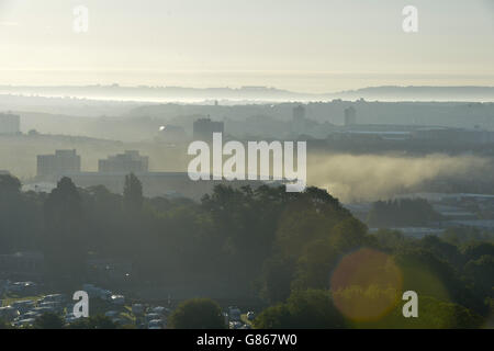 La brume survole Bristol City sous le soleil du matin, tandis que la 37e Bristol International Balloon Fiesta se déroule à Ashton court Estate, à Bristol, où des pilotes de ballons et des équipages du monde entier descendent sur la ville pour traverser le Somerset et le ciel sud-ouest du Royaume-Uni. Banque D'Images