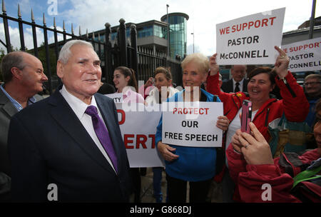 Le prédicateur évangélique James McConnell (2e à gauche) arrive au tribunal des magistrats de Belfast, il a été accusé d'un sermon controversé dans lequel il a qualifié l'Islam de 'satanique'. Banque D'Images