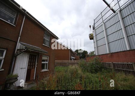 Des réparations générales sont effectuées sur l'un des plus anciens murs de la paix de Belfast, entre Finn Square sur le chemin Falls et Boundary Street sur le chemin Shankill. Banque D'Images