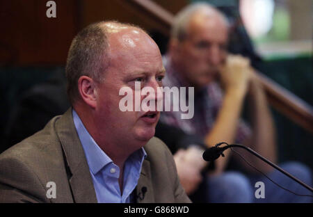 George Hamilton, chef de l'INFP, parle lors d'un débat au St Mary's College pendant le West Belfast Festival. Banque D'Images