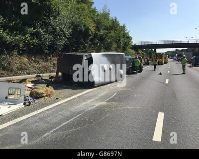 MEILLEURE QUALITÉ DISPONIBLE photo prise avec la permission du fil Twitter de @SurreyRoadCops d'un crin retourné qui a causé des rétroactions sur la M25 après qu'elle a heurté avec un autre véhicule.Deux chevaux se sont détachés mais ont été récupérés. Banque D'Images