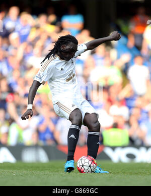 Le Bafetimbi Gomis de Swansea City marque le deuxième but du match du match de la Barclays Premier League à Stamford Bridge, Londres. Banque D'Images