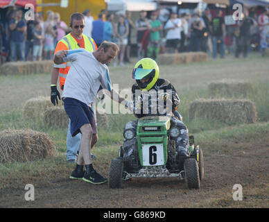 Un concurrent rencontre un problème avec sa tondeuse au début de la course de 12 heures de la British Lawn Mower Racing Association (BLMRA), qui s'est tenue à Five Oaks, près de Billingshurst dans West Sussex. Banque D'Images