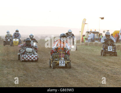 Les concurrents qui participent à la course de tondeuse à gazon BLMRA de 12 heures, qui s'est tenue à Five Oaks, près de Billingshurst, dans l'ouest du Sussex. APPUYEZ SUR ASSOCIATION photo. Date de la photo: Samedi 8 août 2015. Le crédit photo devrait se lire: Yui Mok/PA Wire Banque D'Images