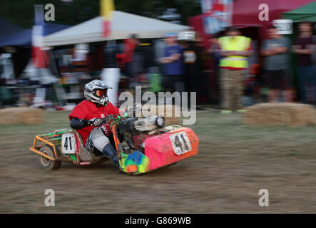 Les concurrents qui participent à la course de tondeuse à gazon BLMRA de 12 heures, qui s'est tenue à Five Oaks, près de Billingshurst, dans l'ouest du Sussex. APPUYEZ SUR ASSOCIATION photo. Date de la photo: Samedi 8 août 2015. Le crédit photo devrait se lire: Yui Mok/PA Wire Banque D'Images