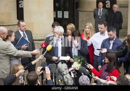 John Buckley fait une déclaration avec son épouse Marian Buckley, à l'extérieur de la haute cour de Glasgow, après qu'Alexander Pacteau ait admis avoir battu leur fille Karen à mort avec une clé, puis en essayant de se débarrasser de son corps avec de la soude caustique. Banque D'Images