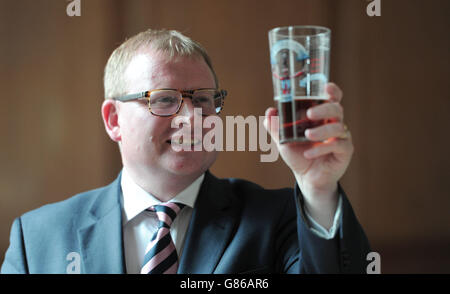 Pubs le ministre Marcus Jones (à gauche) participe au processus de jugement lors du Great British Beer Festival annuel organisé par la campagne pour Real Ale (CAMRA) à Olympia à Londres. Banque D'Images