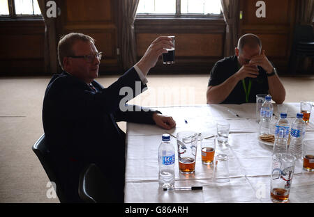 Pubs le ministre Marcus Jones (à gauche) participe au processus de jugement lors du Great British Beer Festival annuel organisé par la campagne pour Real Ale (CAMRA) à Olympia à Londres. Banque D'Images