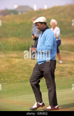 Le golfeur sud-africain Sewsunker Sewgolum pendant le tournoi de golf de Pringle à Royal Lytham & St. Annes, Lancashire. Sewsunker Sewgolum, d'origine indienne, a été le premier golfeur de couleur à remporter un concours provincial en Afrique du Sud. Il est devenu un symbole du mouvement de boycott sportif lorsque des photos de lui recevant son trophée en plein air sous la pluie, parce que, en raison de l'apartheid, il n'a pas été autorisé à entrer dans le club, ont été publiées à travers le monde. Banque D'Images