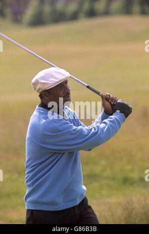 Le golfeur sud-africain Sewsunker Sewgolum pendant le tournoi de golf de Pringle à Royal Lytham & St. Annes, Lancashire. Sewsunker Sewgolum, d'origine indienne, a été le premier golfeur de couleur à remporter un concours provincial en Afrique du Sud. Il est devenu un symbole du mouvement de boycott sportif lorsque des photos de lui recevant son trophée en plein air sous la pluie, parce que, en raison de l'apartheid, il n'a pas été autorisé à entrer dans le club, ont été publiées à travers le monde. Banque D'Images