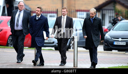 Les fils de Cilla Black, Robert Willis (deuxième à gauche), Jack Willis (deuxième à droite) et Ben Willis (droite), arrivent avec un homme sans nom pour l'ouverture de son enquête à Liverpool Coroners court. Banque D'Images