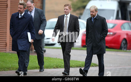 Les fils de Cilla Black Robert Willis (à gauche), Jack Willis (deuxième à droite) et Ben Willis (à droite) arrivent avec un homme sans nom pour l'ouverture de son enquête à Liverpool Coroners court. Banque D'Images