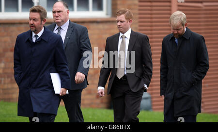 Les fils de Cilla Black Robert Willis (à gauche), Jack Willis (deuxième à droite) et Ben Willis (à droite) arrivent avec un homme sans nom pour l'ouverture de son enquête à Liverpool Coroners court. Banque D'Images