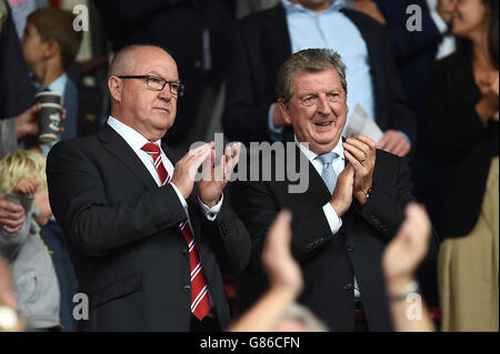 Roy Hodgson, directeur de l'Angleterre (à droite), et les Reed (à gauche), directeur du développement du football de Southampton, regardent depuis les tribunes le match de la Barclays Premier League à St Mary's, à Southampton. Banque D'Images