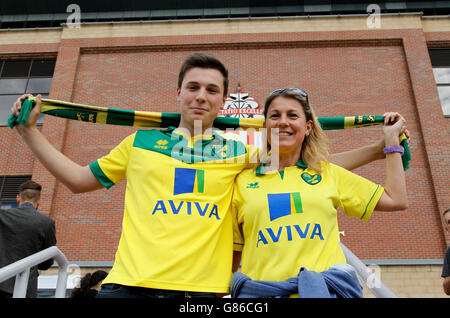 Football - Barclays Premier League - Sunderland / Norwich City - Stade de lumière.Norwich fans devant le stade de lumière avant le match de la Barclays Premier League au stade de lumière, Sunderland. Banque D'Images