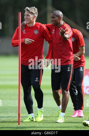 Manchester United et Bastian Schweinsteiger (à gauche) et Ashley Young lors d'une séance d'entraînement au complexe d'entraînement Aon, Manchester. Banque D'Images