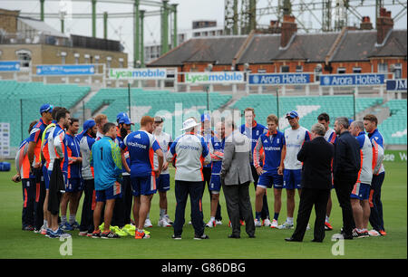 Cricket - Cinquième épreuve Investec Ashes - Angleterre v Australie - Angleterre nets - première journée - l'ovale.Roy Hodgson, directeur de l'Angleterre, donne une discussion avec l'équipe de cricket de l'Angleterre pendant la session de filets à l'Oval, Londres. Banque D'Images