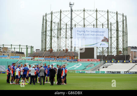 Cricket - Cinquième épreuve Investec Ashes - Angleterre v Australie - Angleterre nets - première journée - l'ovale.Roy Hodgson, directeur de l'Angleterre, donne une discussion avec l'équipe de cricket de l'Angleterre pendant la session de filets à l'Oval, Londres. Banque D'Images