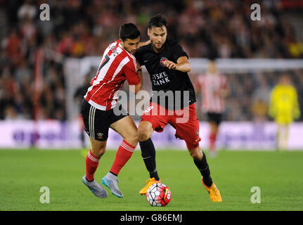 Shane long de Southampton et Tim Sparv du FC Midtjylland (à droite) se battent pour le ballon lors de l'UEFA Europa League, matchs qualificative, First Leg au stade St Mary's, à Southampton.APPUYEZ SUR ASSOCIATION photo.Date de la photo: Jeudi 20 août 2015.Voir PA Story FOOTBALL Southampton.Le crédit photo devrait se lire comme suit : Andrew Matthews/PA Wire Banque D'Images