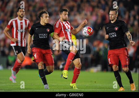 Jay Rodriguez (au centre) de Southampton lutte pour le ballon avec Erik Sviatchenko (à gauche) du FC Midtjylland et Kian Hansen lors de l'UEFA Europa League, qualifications Play-offs, First Leg au stade St Mary's, Southampton. APPUYEZ SUR ASSOCIATION photo. Date de la photo: Jeudi 20 août 2015. Voir PA Story FOOTBALL Southampton. Le crédit photo devrait se lire comme suit : Andrew Matthews/PA Wire Banque D'Images