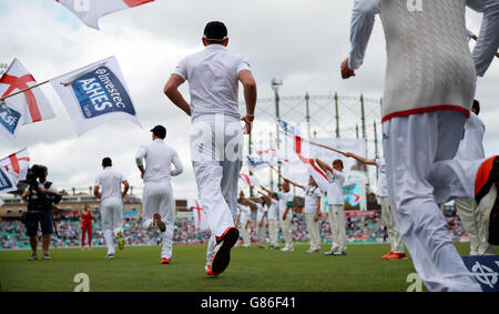 Cricket - Cinquième épreuve Investec Ashes - Angleterre v Australie - deuxième jour - le Kia Oval.Jonny Bairstow, en Angleterre, se lance sur le terrain au cours du deuxième jour du cinquième test Investec Ashes au Kia Oval, à Londres. Banque D'Images