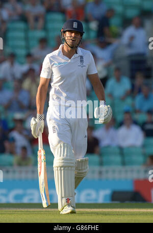 Le capitaine d'Angleterre Alastair Cook quitte le terrain après avoir été pris par Adam Voges en Australie au cours du troisième jour du cinquième test Investec Ashes au Kia Oval, Londres. Banque D'Images