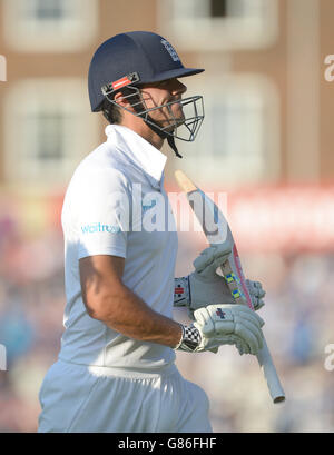 Le capitaine d'Angleterre Alastair Cook quitte le terrain après avoir été pris par Adam Voges en Australie au cours du troisième jour du cinquième test Investec Ashes au Kia Oval, Londres. Banque D'Images