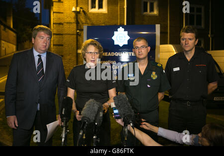 (De gauche à droite) Nick Bunting, chef de la direction de la Royal Air Forces Association, Jane Derrick, surintendant de la police de Sussex, Mark Bailey, directeur principal des opérations du Service d'ambulance de la côte Sud-est, et Gavin Watts, agent adjoint des services d'incendie et de sauvetage de West Sussex, lors d'une conférence de presse au quartier général de la police de Sussex, à South Malling, Lewes, East Sussex, Après qu'un avion s'est écrasé dans des voitures sur une route importante pendant un affichage aérien au Shoreham Airshow. Banque D'Images