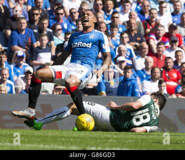 James Tavernier des Rangers (à gauche) lutte pour le ballon avec John McGinn de Hibernian lors du championnat écossais Ladbrokes au stade Ibrox, à Glasgow.APPUYEZ SUR ASSOCIATION photo.Date de la photo: Dimanche 23 août 2015.Voir PA Story FOOTBALL Ranges.Le crédit photo devrait se lire : Jeff Holmes/PA Wire.USAGE ÉDITORIAL UNIQUEMENT Banque D'Images