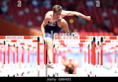 Lawrence Clarke, en Grande-Bretagne, en action, pendant les épreuves des hommes de 110m haies, pendant le cinquième jour des Championnats du monde de l'IAAF au stade national de Beijing, en Chine. Banque D'Images