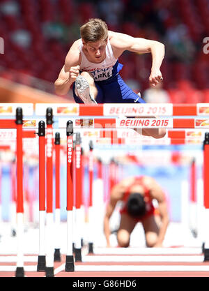 Lawrence Clarke, en Grande-Bretagne, en action, pendant les épreuves des hommes de 110m haies, pendant le cinquième jour des Championnats du monde de l'IAAF au stade national de Beijing, en Chine. Banque D'Images
