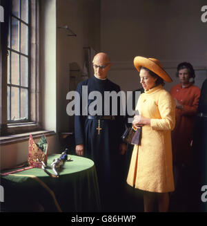 Princess Margaret Community of the Resurrection, Mirfield, Yorkshire. En photo avec elle est le supérieur, le père Hugh Bishop. Banque D'Images