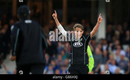 Cricket - Royal London One Day Cup - quart de finale - Surrey contre Kent - The Kia Oval.Sam Curran de Surrey célèbre le cricket de Joe Denly de Kent pour 13 Banque D'Images