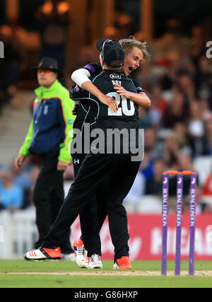 Sam Curran de Surrey est félicité par Jason Roy après Prendre le guichet de Joe Denly de Kent pour 13 Banque D'Images