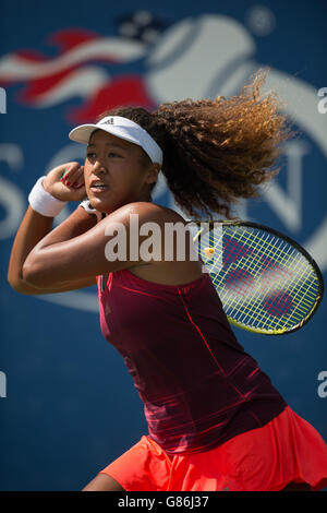 Naomi Osaka (JPN) lors de son match de qualification des femmes de la deuxième manche contre Johanna Konta (GBR) lors de l'US Open au Billie Jean King National tennis Center. Banque D'Images