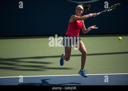 Johanna Konta (GBR) lors de son match de qualification des femmes de la série 2 contre Naomi Osaka (JPN) lors de l'US Open au Billie Jean King National tennis Center. Banque D'Images