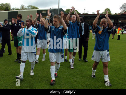 Football - Championnat de la ligue de football Coca-Cola - Brighton & Hove Albion v Ipswich Town - Withdean Stadium.Les joueurs de Brighton & Hove Albion applaudissent les fans après qu'ils ont évité la relégation Banque D'Images