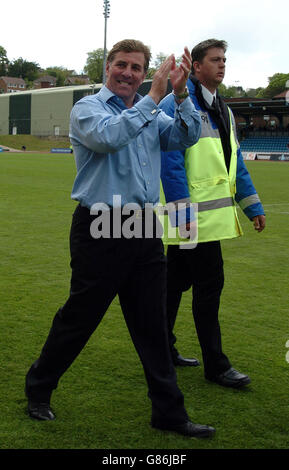 Football - Championnat de la ligue de football Coca-Cola - Brighton & Hove Albion v Ipswich Town - Withdean Stadium.Mark McGhee, directeur de Brighton & Hove Albion, applaudit les fans après qu'ils ont évité la relégation Banque D'Images