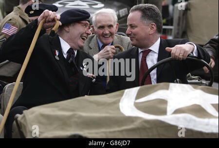 L'ancien combattant Willie Duncan (à gauche) qui était ingénieur royal du 51ème Régiment Highlander avec le premier ministre de Scotlands Jack McConnell dans une jeep de l'armée après un service commémoratif de la fête du VE. Au service de la cathédrale St Andrew, le premier ministre écossais JackMcConnell a lu une leçon, avant de déposer une couronne au nom du peuple écossais. Banque D'Images