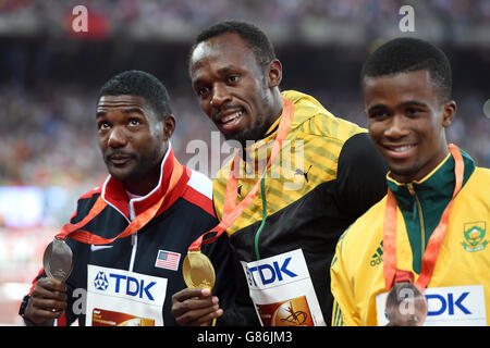 Usain Bolt, médaillé d'or de la Jamaïque, Justin Gatlin (à gauche), médaillé d'argent des États-Unis et Anaso Jobodwana, médaillé de bronze de l'Afrique du Sud, sur le podium lors de la cérémonie de remise des médailles du 200 m masculin, le septième jour des Championnats du monde de l'IAAF, au stade national de Beijing, en Chine. Banque D'Images