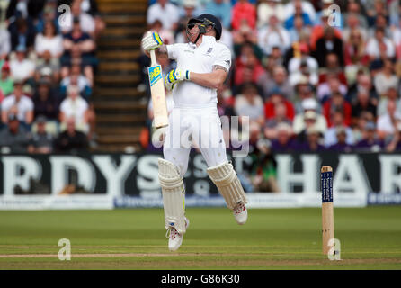 Cricket - troisième test Investec Ashes - Angleterre v Australie - deuxième jour - Edgbaston.Ben Stokes, en Angleterre, est congédié par Mitchell Johnson, en Australie, au cours du deuxième jour du troisième test Investec Ashes à Edgbaston, Birmingham. Banque D'Images