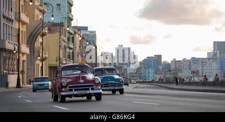 Classic cars conduite le long du Malecon (route du littoral) à La Havane, Cuba Banque D'Images