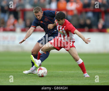 Piero Mingoia (à droite) d'Accrrington Stanley et David Ferguson de Blackpool se battent pour le ballon. Banque D'Images