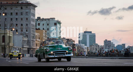 Classic cars conduite le long du Malecon (route du littoral) à La Havane, Cuba Banque D'Images