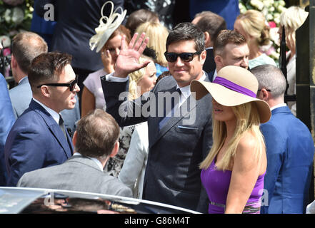 Vernon Kay déferle devant les spectateurs alors qu'il arrive avec sa femme Tess Daly pour assister au mariage de Declan Donnelly et Ali Astall, à l'église St Michael's, Elswick, Newcastle. Banque D'Images