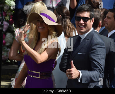 Tess Daly et Vernon Kay (à droite) assistent au mariage de Declan Donnelly et Ali Astall, à l'église St Michael's, Elswick, Newcastle. Banque D'Images