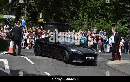 Un Aston Martin Vanquish portant le marié Declan Donnelly arrive à l'église St Michael, Elswick, Newcastle, avant son mariage avec Ali Astall. Banque D'Images