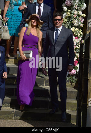 Tess Daly et Vernon Kay (à droite) après le mariage de Declan Donnelly et d'Ali Astall, à l'église Saint-Michel, Elswick, Newcastle. Banque D'Images