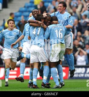 Football - FA Barclays Premiership - Manchester City v Portsmouth - City of Manchester Stadium.Sylvain Distin (c) de Manchester City célèbre le but d'ouverture contre Portsmouth avec le deuxième barbieur Robbie Fowler (r) Banque D'Images